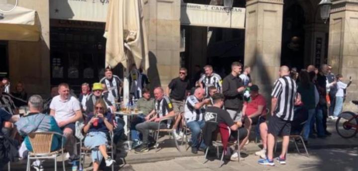  纽卡斯尔球迷大规模远征巴塞罗那；巴萨加强安保措施严打票务倒卖。 体育新闻 纽卡斯尔球迷大规模远征巴塞罗那；巴萨加强安保措施严打票务倒卖。 体育新闻