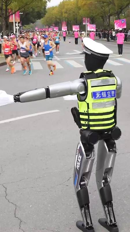 无锡机器人交警技术深度拆解:从1.75米身高到5小时续航的智慧交管实战密码 IT技术 无锡机器人交警技术深度拆解:从1.75米身高到5小时续航的智慧交管实战密码 IT技术