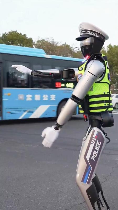 无锡机器人交警技术深度拆解:从1.75米身高到5小时续航的智慧交管实战密码 IT技术 无锡机器人交警技术深度拆解:从1.75米身高到5小时续航的智慧交管实战密码 IT技术